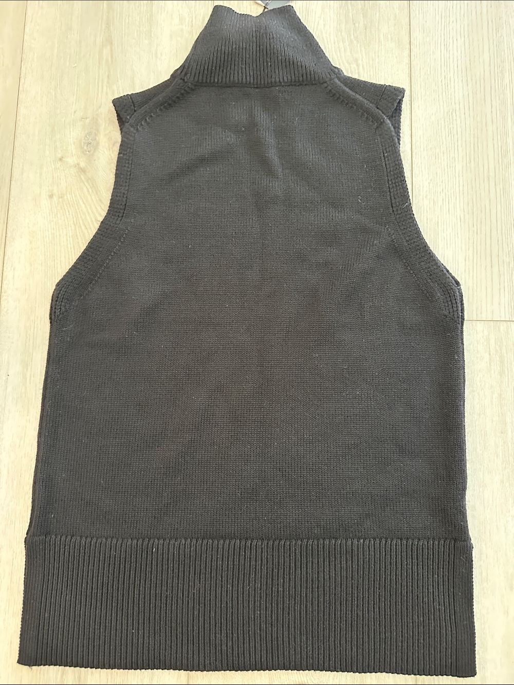 NWT Aritzia Babaton Successor Sleeveless Turtleneck Sweater Vest 2XS Black - Picture 5 of 5